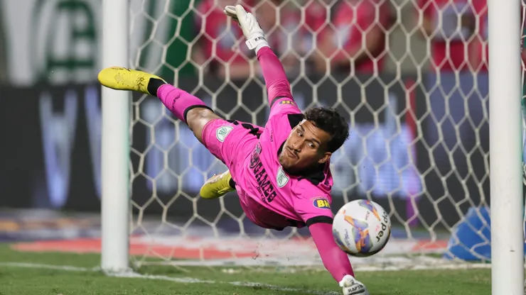 MG - BELO HORIZONTE - 22/02/2025 - MINEIRO 2025, AMERICA-MG X CRUZEIRO - Matheus Mendes goleiro do America-MG durante partida contra o Cruzeiro no estadio Independencia pelo campeonato Mineiro 2025. Foto: Gilson Lobo/AGIF