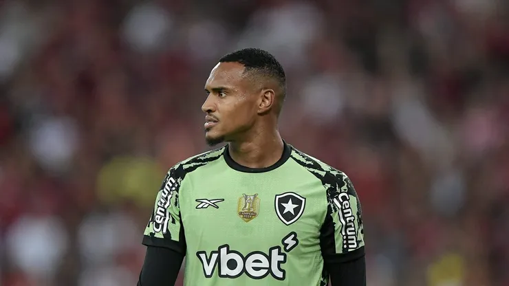 RJ - RIO DE JANEIRO - 18/05/2025 - BRASILEIRO A 2025, FLAMENGO X BOTAFOGO - John goleiro do Botafogo durante partida contra o Flamengo no estadio Maracana pelo campeonato Brasileiro A 2025. Foto: Thiago Ribeiro/AGIF