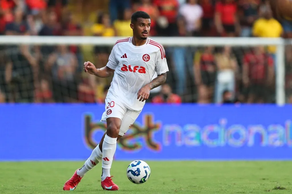 Clayton será titular em Internacional x Vitória. Foto: Marlon Costa/AGIF