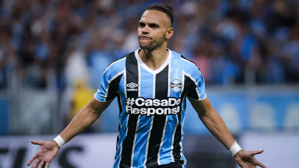 Braithwaite comemora gol no clássico Gre-Nal. (Foto: Maxi Franzoi/AGIF)