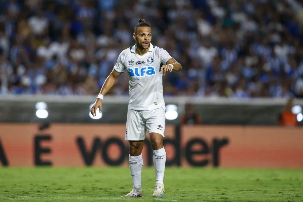 Martin Braithwaite não poderá jogar neste domingo (13) e na quarta-feira (16). Foto: Marlon Costa/AGIF