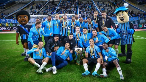 Jogadores do Grêmio com a medalha e taça da Recopa Gaúcha. FOTO: LUCAS UEBEL/GREMIO FBPA