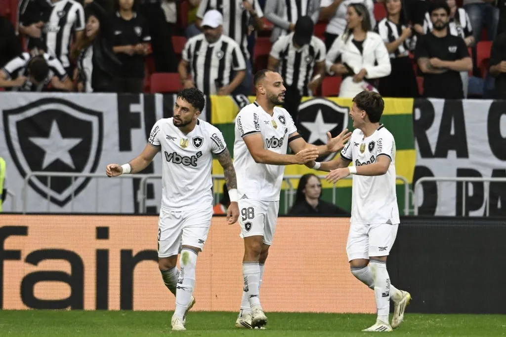 DF – BRASILIA – 12/07/2025 – BRASILEIRO A 2025, VASCO X BOTAFOGO – Arthur Cabral jogador do Botafogo comemora seu gol durante partida contra o Vasco no estadio Mane Garrincha pelo campeonato Brasileiro A 2025. Foto: Mateus Bonomi/AGIF