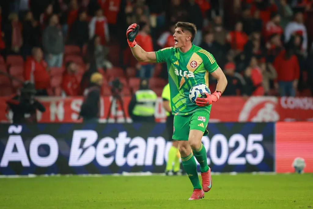 Sergio Rochet goleiro do Internacional durante partida contra o Vitoria no estadio Beira-Rio pelo campeonato Brasileiro A 2025. Foto: Maxi Franzoi/AGIF