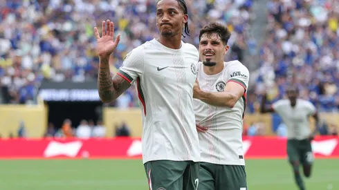 João Pedro e Pedro Neto comemorando gol contra o Fluminense no Mundial de Clubes 2025.