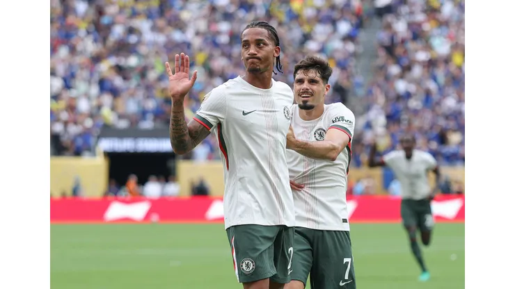João Pedro e Pedro Neto comemorando gol contra o Fluminense no Mundial de Clubes 2025.