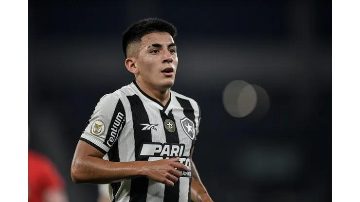 Thiago Almada durante confronto entre Botafogo e Corinthians no Brasileirão 2024.