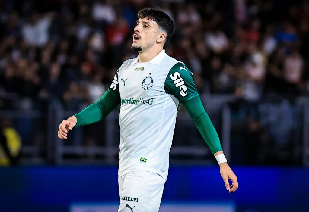 SP – BRAGANCA PAULISTA – 18/05/2025 – BRASILEIRO A 2025, BRAGANTINO X PALMEIRAS – Piquerez jogador do Palmeiras durante partida contra o Bragantino no estadio Cicero De Souza Marques pelo campeonato Brasileiro A 2025.  Foto: Fabio Giannelli/AGIF