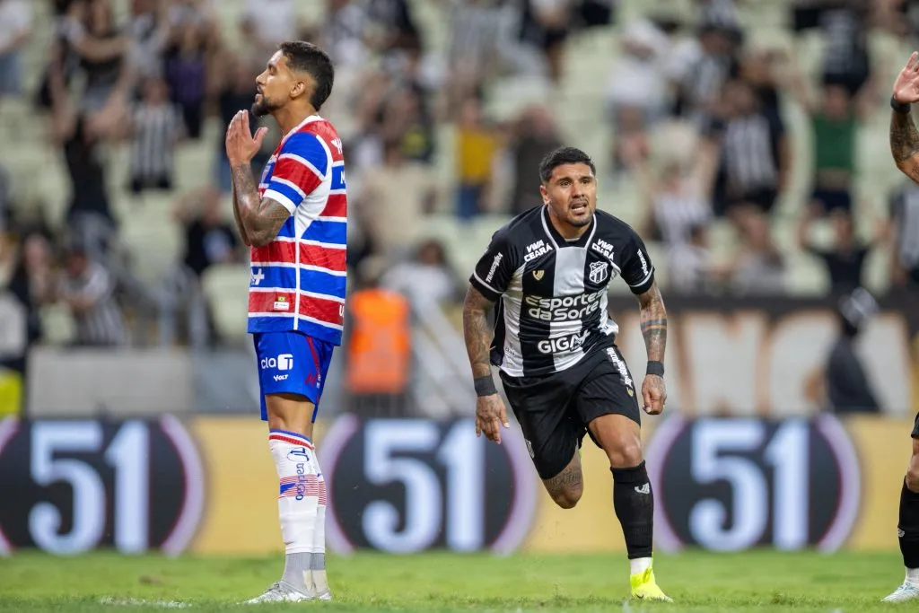 Jogador do Ceara comemora seu gol durante partida contra o Fortaleza no estadio Arena Castelao pelo campeonato Brasileiro A 2025. Foto: Baggio Rodrigues/AGIF
