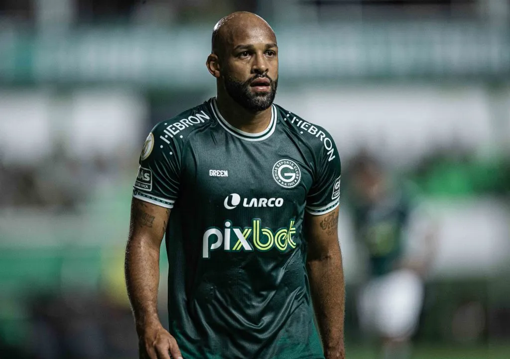 Felipe Bastos, antes da aposentadoria, durante confronto entre Goiás e Athletico-PR no Brasileirão 2022. Foto: Heber Gomes/AGIF