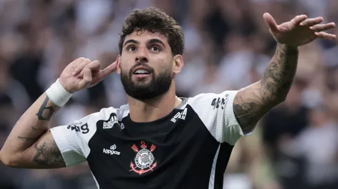 Yuri Alberto comemorando gol no clássico contra o Santos no Brasileirão 2025. Foto: Marcello Zambrana/AGIF