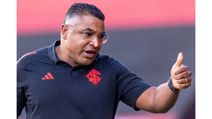 Roger Machado durante confronto contra o Sport no Brasileirão 2025.