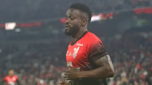 Mendoza jogador do Athletico-PR durante partida contra o Goias no estadio Arena da Baixada pelo campeonato Brasileiro B 2025. Foto: Gabriel Machado/AGIF