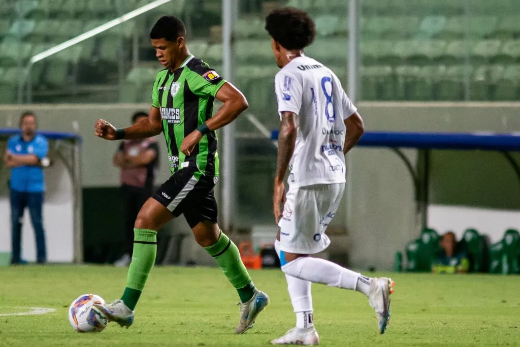 Cauan Barros jogador do Améica-MG durante partida contra o Aymores -Foto: Fernando Moreno/AGIF