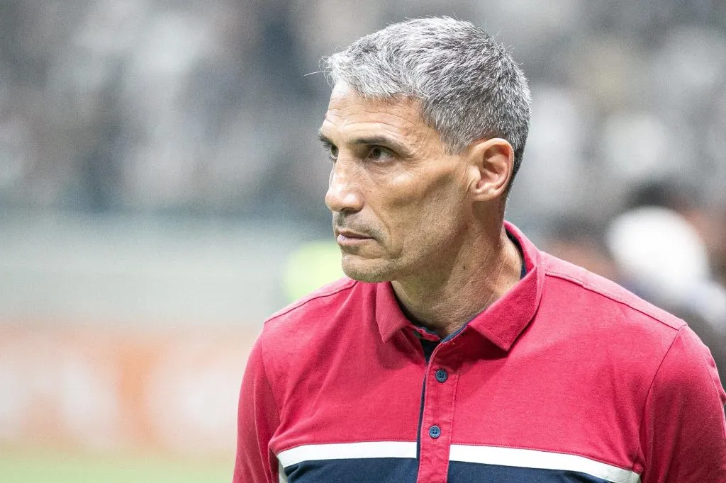 MG – BELO HORIZONTE – 01/11/2023 – BRASILEIRO A 2023, ATLETICO-MG X FORTALEZA – Juan Pablo Vojvoda tecnico do Fortaleza durante partida contra o Atletico-MG no estadio Arena MRV pelo campeonato Brasileiro A 2023. Foto: Fernando Moreno/AGIF