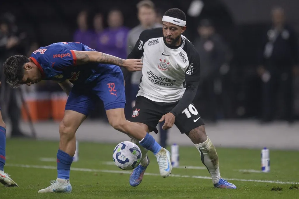 SP – SAO PAULO – 13/07/2025 – BRASILEIRO A 2025, CORINTHIANS X BRAGANTINO – Memphis Depay jogador do Corinthians durante partida contra o Bragantino no estadio Arena Corinthians pelo campeonato Brasileiro A 2025. Foto: Alan Morici/AGIF