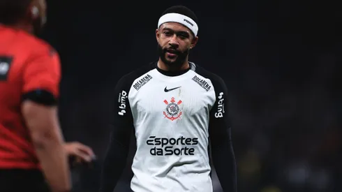 SP – SAO PAULO – 13/07/2025 – BRASILEIRO A 2025, CORINTHIANS X BRAGANTINO – Memphis Depay jogador do Corinthians durante partida contra o Bragantino no estadio Arena Corinthians pelo campeonato Brasileiro A 2025. Foto: Ettore Chiereguini/AGIF