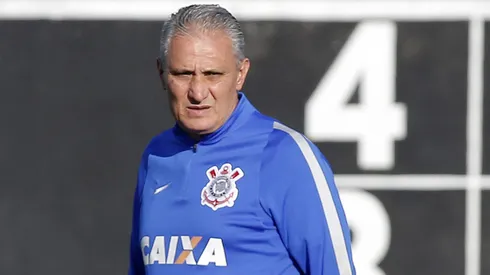 Tite durante treinamento do Corinthians em 2016.