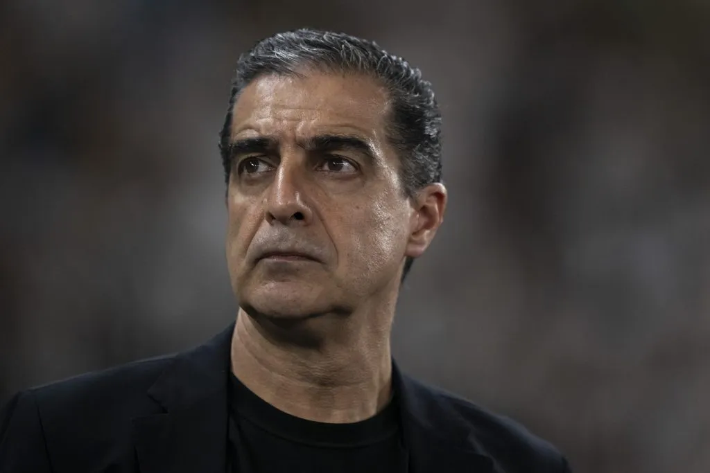 Renato Paiva durante partida entre Botafogo e Ceará no Campeonato Brasileiro de 2025. Foto: Jorge Rodrigues/AGIF