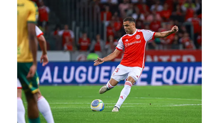 RS - PORTO ALEGRE - 16/09/2024 - BRASILEIRO A 2024, INTERNACIONAL X CUIABA - Gabriel Mercado jogador do Internacional durante partida contra o Cuiaba no estadio Beira-Rio pelo campeonato Brasileiro A 2024. Foto: Maxi Franzoi/AGIF