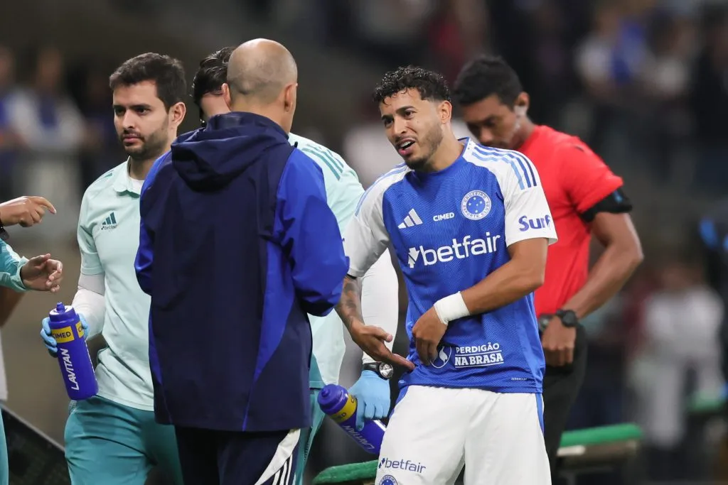 William jogador do Cruzeiro sai lesionado e lamenta durante partida contra o Grêmio – Foto: Gilson Lobo/AGIF