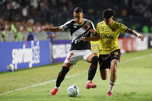 Kenji Cabrera atuando pelo Melgar contra o Vasco – (Photo by Wagner Meier/Getty Images)