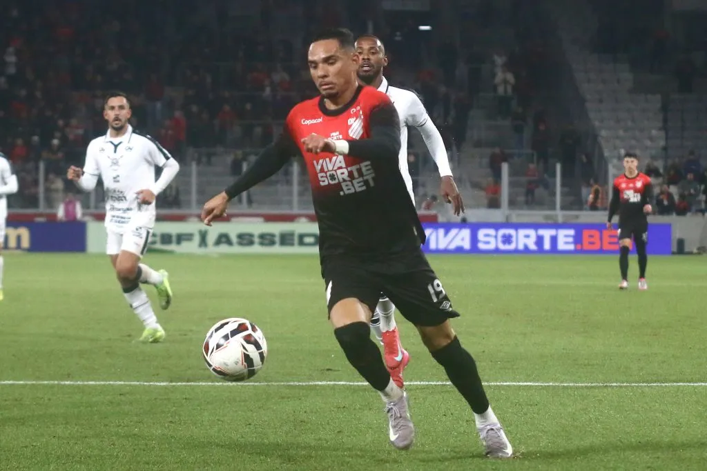 Luiz Fernando jogador do Athletico-PR durante partida contra o Remo na Arena da Baixada pelo campeonato Brasileiro B 2025. Foto: Gabriel Machado/AGIF