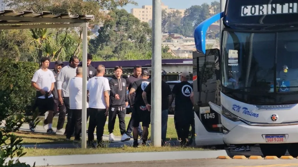 Gaviões da Fiel cobra elenco do Corinthians no CT Joaquim Grava. Reprodução Instagram