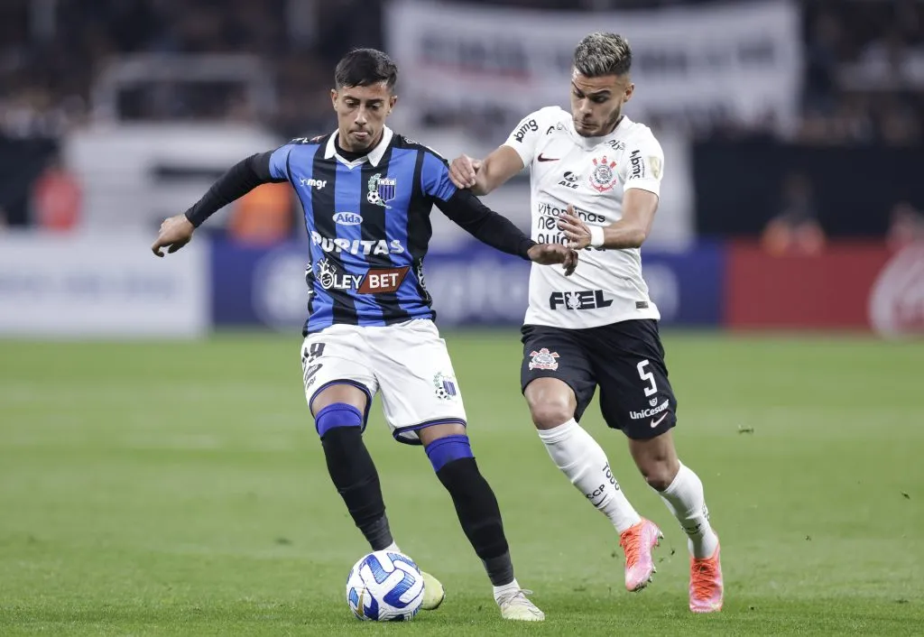 SAO PAULO, BRAZIL – JUNE 28: Fabricio Diaz of Liverpool and Fausto Vera of Corinthians fight for the ball during a match between Corinthians and Liverpool as part of Copa CONMEBOL Libertadores 2023 at Arena Corinthians on June 28, 2023 in Sao Paulo, Brazil. (Photo by Alexandre Schneider/Getty Images)
