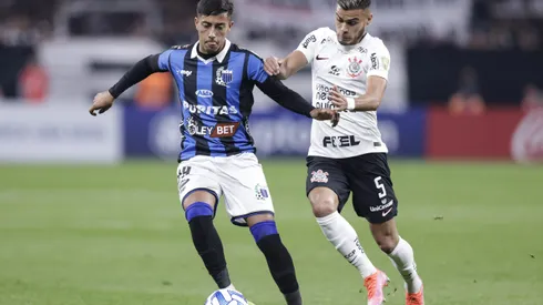 SAO PAULO, BRAZIL – JUNE 28: Fabricio Diaz of Liverpool and Fausto Vera of Corinthians fight for the ball during a match between Corinthians and Liverpool as part of Copa CONMEBOL Libertadores 2023 at Arena Corinthians on June 28, 2023 in Sao Paulo, Brazil. (Photo by Alexandre Schneider/Getty Images)