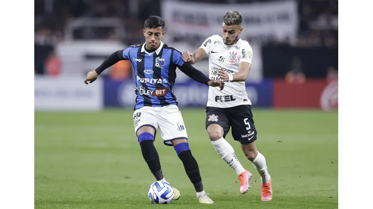 SAO PAULO, BRAZIL - JUNE 28: Fabricio Diaz of Liverpool and Fausto Vera of Corinthians fight for the ball during a match between Corinthians and Liverpool as part of Copa CONMEBOL Libertadores 2023 at Arena Corinthians on June 28, 2023 in Sao Paulo, Brazil. (Photo by Alexandre Schneider/Getty Images)