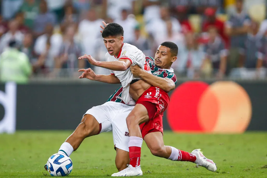RIO DE JANEIRO, BRAZIL – AUGUST 08: Alan Rodriguez of Argentinos Juniors challenges for the ball with André of Fluminense during the Copa CONMEBOL Libertadores round of 16 second leg match between Fluminense and Argentinos Juniors at Maracana Stadium on August 08, 2023 in Rio de Janeiro, Brazil. (Photo by Wagner Meier/Getty Images)