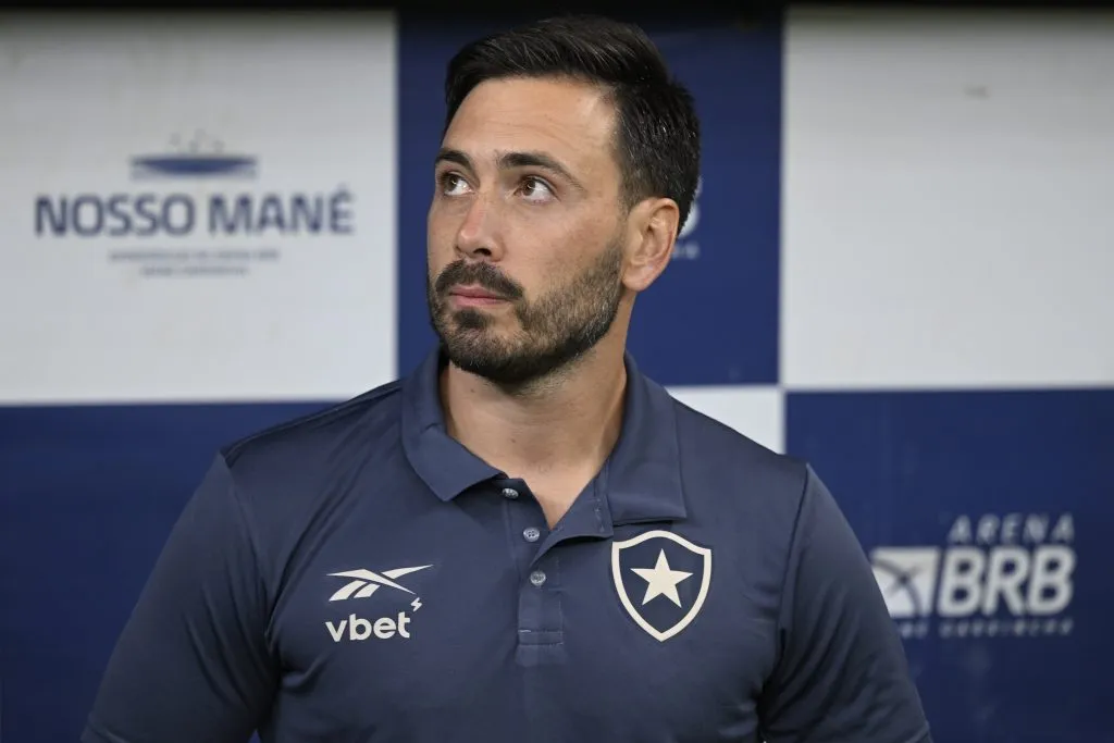 DF – BRASILIA – 12/07/2025 – BRASILEIRO A 2025, VASCO X BOTAFOGO – Davide Ancelotti tecnico do Botafogo durante partida contra o Vasco no estadio Mane Garrincha pelo campeonato Brasileiro A 2025. Foto: Mateus Bonomi/AGIF