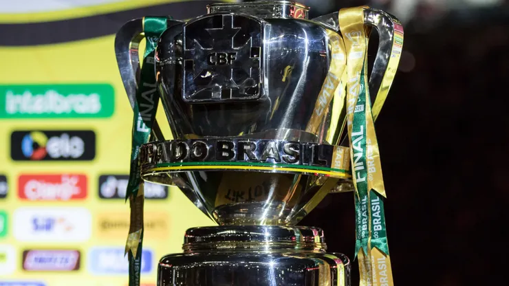 Troféu da Copa do Brasil. Foto: Robson Mafra/AGIF