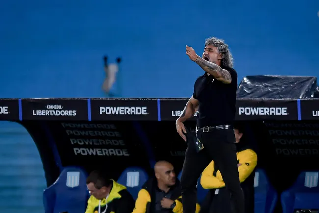 Leonel Alvarez, técnico do Bucaramanga, na Libertadores. (Photo by Marcelo Endelli/Getty Images)