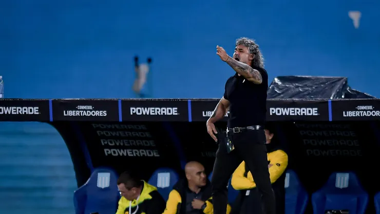 AVELLANEDA, ARGENTINA - APRIL 10: Leonel Alvarez head coach of Bucaramanga gives instructions to his players during a CONMEBOL Copa Libertadores 2025 Group E match between Racing Club and Bucaramanga at Presidente Peron Stadium on April 10, 2025 in Avellaneda, Argentina. (Photo by Marcelo Endelli/Getty Images)
