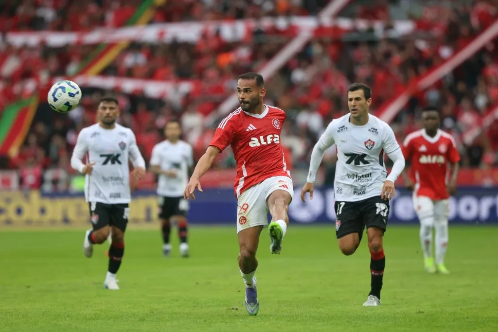 Thiago Maia em ação pelo Internacional contra o Vitória. Foto: Ricardo Duarte / Internacional