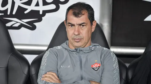 Fabio Carille tecnico do Vitoria durante partida contra o Botafogo no estadio Engenhao pelo campeonato Brasileiro A 2025. Foto: Thiago Ribeiro/AGIF