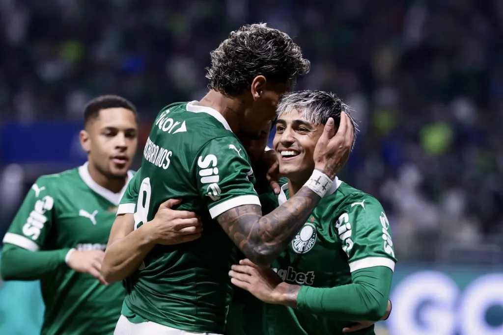 SP – SAO PAULO – 16/07/2025 – BRASILEIRO A 2025, PALMEIRAS X MIRASSOL – Facundo Torres jogador do Palmeiras comemora seu gol com Richard Rios jogador da sua equipe durante partida contra o Mirassol no estadio Arena Allianz Parque pelo campeonato Brasileiro A 2025. Foto: Marcello Zambrana/AGIF