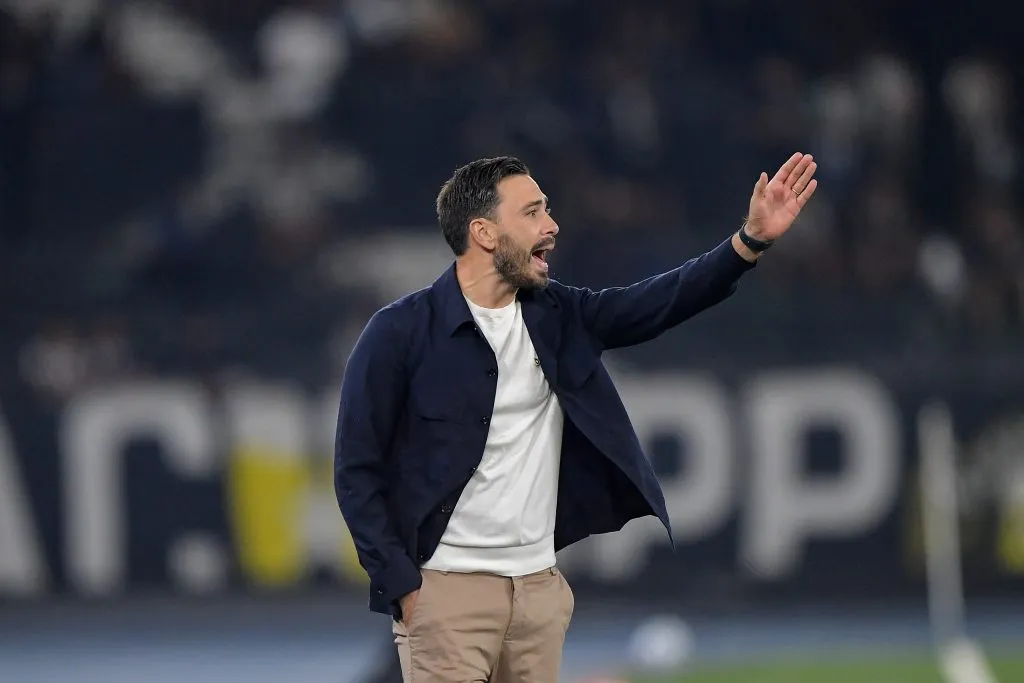 RJ – RIO DE JANEIRO – 16/07/2025 – BRASILEIRO A 2025, BOTAFOGO X VITORIA – Davide Ancelotti tecnico do Botafogo durante partida contra o Vitoria no estadio Engenhao pelo campeonato Brasileiro A 2025. Foto: Thiago Ribeiro/AGIF