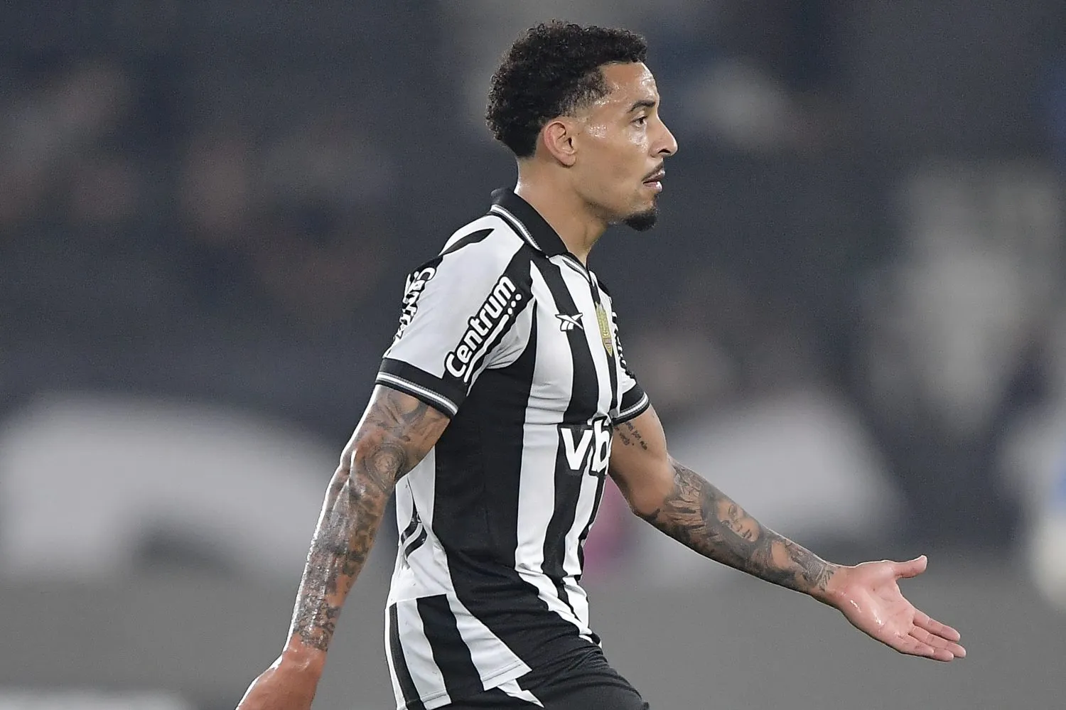 RJ – RIO DE JANEIRO – 16/07/2025 – BRASILEIRO A 2025, BOTAFOGO X VITORIA – Gregore jogador do Botafogo durante partida contra o Vitoria no estadio Engenhao pelo campeonato Brasileiro A 2025. Foto: Thiago Ribeiro/AGIF