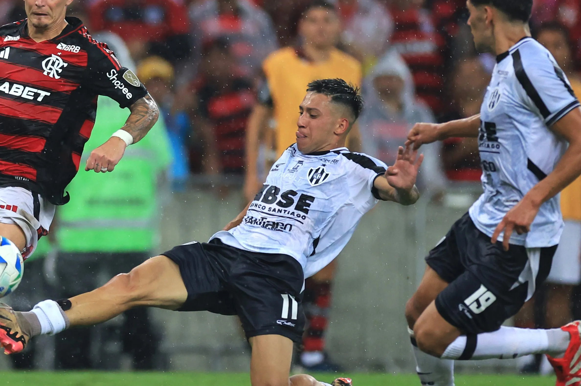 RIO DE JANEIRO, BRAZIL – APRIL 09: Guillermo Varela of Flamengo and Matías Perello of Central Cordoba battle for the ball  during the Copa CONMEBOL Libertadores 2025 Group C match between Flamengo and Central Cordoba at Maracana Stadium on April 09, 2025 in Rio de Janeiro, Brazil. (Photo by Buda Mendes/Getty Images)