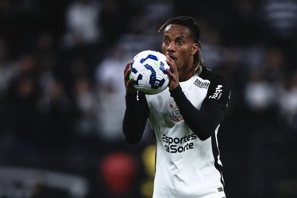 SP – SAO PAULO – 13/07/2025 – BRASILEIRO A 2025, CORINTHIANS X BRAGANTINO – Andre Carrillo jogador do Corinthians reclama com a arbitragem durante partida contra o Bragantino no estadio Arena Corinthians pelo campeonato Brasileiro A 2025. Foto: Ettore Chiereguini/AGIF