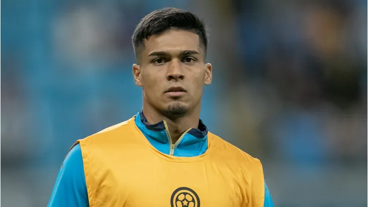 Arezo deixou o Grêmio por empréstimo.