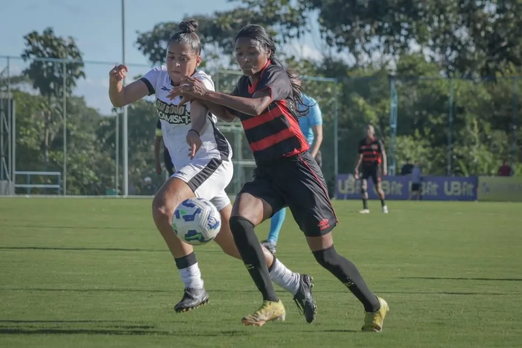 Jogadoras de Sport e Botafogo brigam pela bola (Reprodução/Sandy James/Sport)