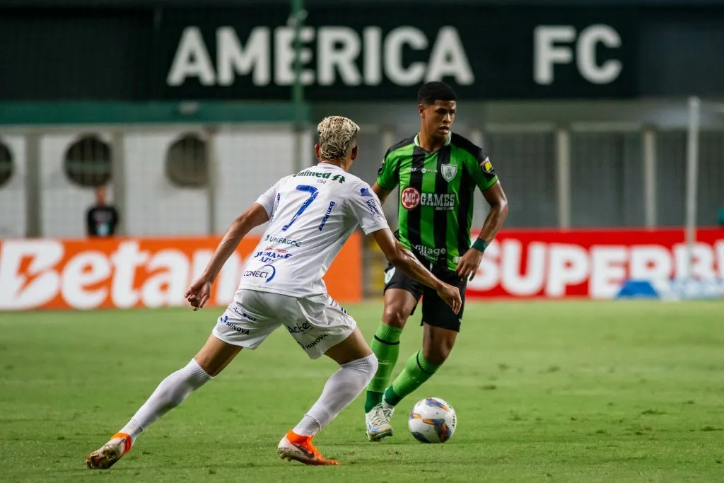 Cauan Barros jogando no America-MG em 2025. Foto: Fernando Moreno/AGIF