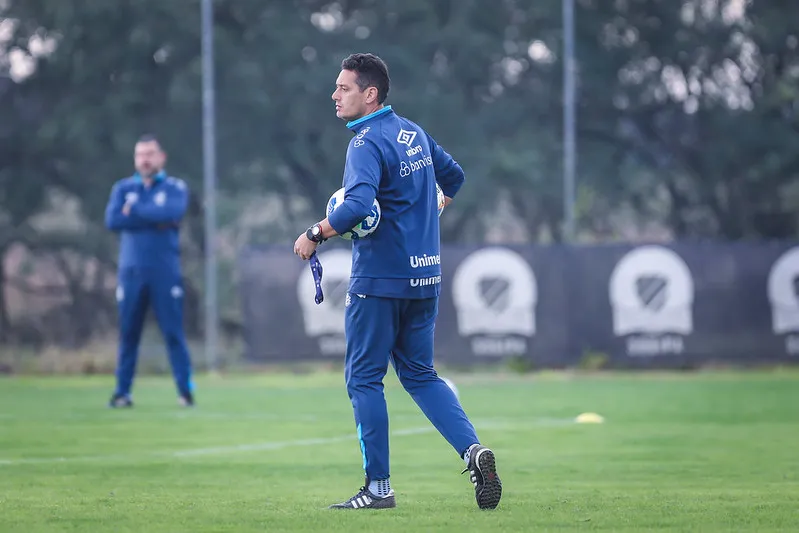 Cyro Leães comanda treinos do Grêmio (Reprodução/Caroline Motta/Grêmio FBPA)