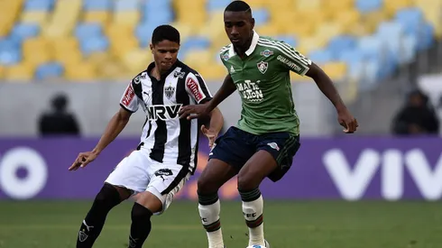 RIO DE JANEIRO, BRAZIL – AUGUST 30: Gerson (R) of Fluminense struggles for the ball with Douglas Santos of Atletico Mineiro during a match between Fluminense and Atletico Mineiro as part of Brasileirao Series A 2015 at Maracana Stadium on August 30, 2015 in Rio de Janeiro, Brazil. (Photo by Buda Mendes/Getty Images)