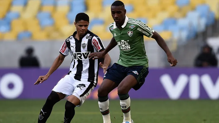 RIO DE JANEIRO, BRAZIL - AUGUST 30: Gerson (R) of Fluminense struggles for the ball with Douglas Santos of Atletico Mineiro during a match between Fluminense and Atletico Mineiro as part of Brasileirao Series A 2015 at Maracana Stadium on August 30, 2015 in Rio de Janeiro, Brazil. (Photo by Buda Mendes/Getty Images)