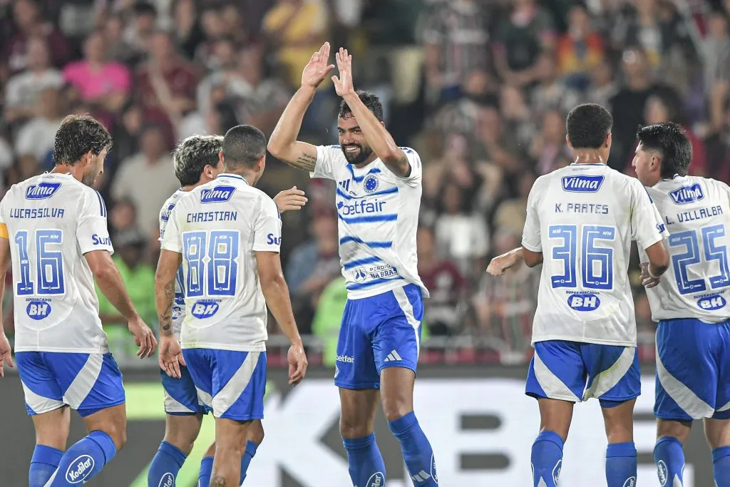 Fabricio Bruno jogador do Cruzeiro comemora seu gol com jogadores do seu time durante partida contra o Fluminense no estadio Maracana pelo campeonato Brasileiro A 2025. Foto: Thiago Ribeiro/AGIF